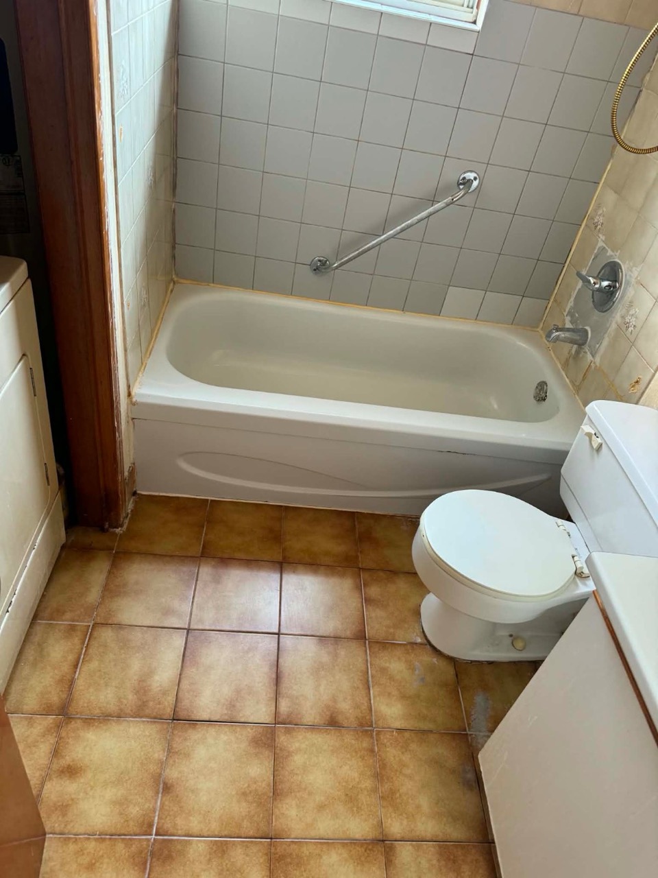 Baignoire et céramique propres après le passage d'une équipe de nettoyage