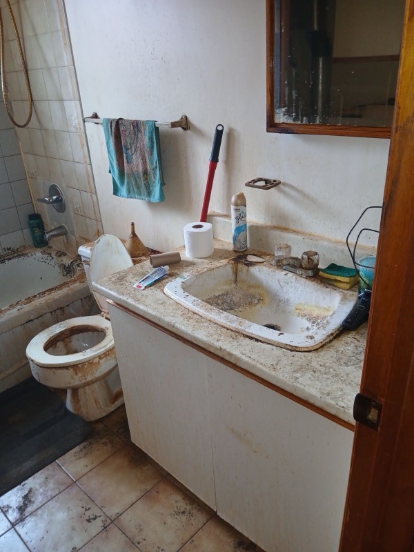 Salle de bain avant nettoyage